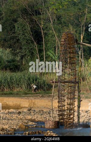 Vietnam, Pu Luong Nature Reserve. Wasserrad auf dem Cham River. Stockfoto