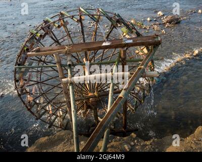 Vietnam, Pu Luong Nature Reserve. Wasserrad auf dem Cham River. Stockfoto