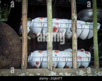 Asien, Vietnam, Pu Luong Nature Reserve. Schüsseln trocknen in einem Regal. Stockfoto