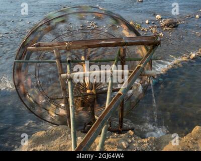 Asien, Vietnam, Pu Luong Nature Reserve, Wasserrad auf dem Cham River Stockfoto