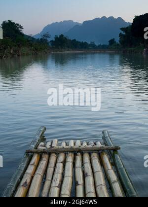 Asien, Vietnam, Pu Luong Nature Reserve, Bambusfloß auf dem Cham River Stockfoto