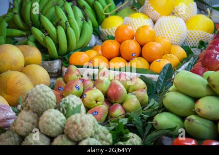 Frisches Obst und Gemüse zum Verkauf auf dem Markt auf den Straßen von Hanoi, Vietnam. Stockfoto