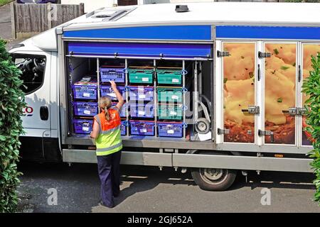 Frau Tesco Supermarkt Online-Shopping Lieferung van Fahrer trägt hohe Sichtbarkeit Personal Uniform Entladen Kundenauftrag außerhalb Haus England UK Stockfoto