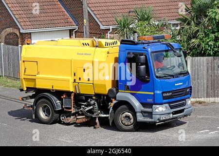 Nahaufnahme der lokalen Behörde blau DAF Marke LKW-Fahrzeug-Chassis und gelb spezialisiert automatisierten mechanischen Bordstein Straße Kehrmaschinen Ausrüstung England Großbritannien Stockfoto