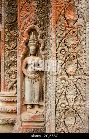 Kambodscha, Angkor Wat, Schnitzereien von Aspara-Tänzern im Khmer-Tempelkomplex aus dem 12. Jahrhundert (UNESCO-Weltkulturerbe). Stockfoto