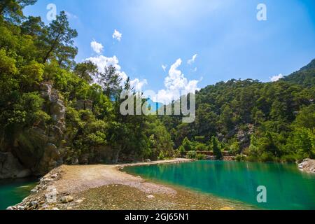 Smaragdfarbener See im Wald in einer Schlucht Stockfoto