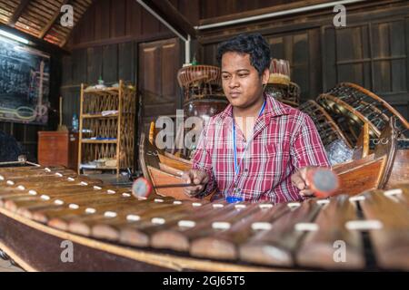 Kambodscha, Battambang. Phar PonLeu Selpak, Kunst- und Zirkusschule, Musiker und Roneat, traditionelles Khmer-Xylophon. Stockfoto