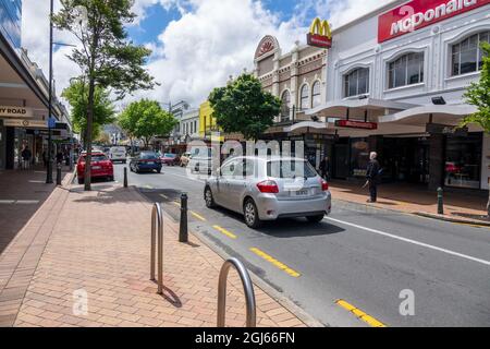 George Street Dunedin Neuseeland Eine belebte Einkaufsstraße im Stadtzentrum Dunedin Restaurants McDonalds und Einkaufszentren Stockfoto