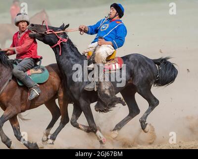 Kok Boru (UNESCO), traditioneller Reitmannschaftssport. Festival zum Gedenken an Herrn Koshkomul, ein Sportler und Volksheld des letzten Jahrhunderts, Kirgisistan. Stockfoto