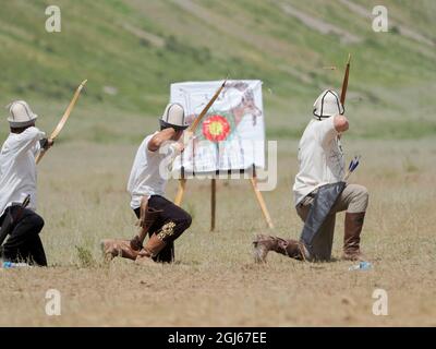 Traditionelles Bogenschießen. Folk- und Sportfestival zum Gedenken an Herrn Koshomkul, einen Sportler und Volksheld des letzten Jahrhunderts in Kirgisistan. (Redaktionelle Verwendung Auf Stockfoto