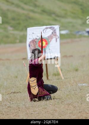 Traditionelles Bogenschießen. Folk- und Sportfestival zum Gedenken an Herrn Koshomkul, einen Sportler und Volksheld des letzten Jahrhunderts in Kirgisistan. (Redaktionelle Verwendung Auf Stockfoto