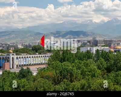 Blick auf die Stadt vom Riesenrad auf den Ala Too Platz. Die Hauptstadt Bischkek liegt am Fuße des Tien Shan, Kirgisistan. (Nur Für Redaktionelle Zwecke) Stockfoto