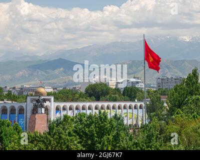 Blick auf die Stadt vom Riesenrad auf den Ala Too Platz. Die Hauptstadt Bischkek liegt am Fuße des Tien Shan, Kirgisistan. (Nur Für Redaktionelle Zwecke) Stockfoto