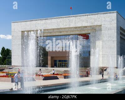 Nationalmuseum, Besucher und Einheimische auf dem belebten Ala Too Platz im Stadtzentrum. Die Hauptstadt Bischkek liegt am Fuße des Tien Shan, Kirgisistan. Stockfoto