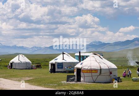 Jurten auf Sommerweide in der Nähe des Tien Shan Highway. Die Suusamyr-Ebene, ein Hochtal im Tien-Shan-Gebirge, Kirgisistan Stockfoto