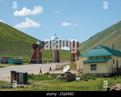 Der Tien Shan Highway, Abzweigung nach Talas. Die Suusamyr-Ebene, ein Hochtal im Tien-Shan-Gebirge, Kirgisistan Stockfoto