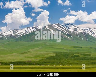 Sommerweide mit traditionellen Jurten. Die Suusamyr-Ebene, ein Hochtal im Tien-Shan-Gebirge, Kirgisistan Stockfoto