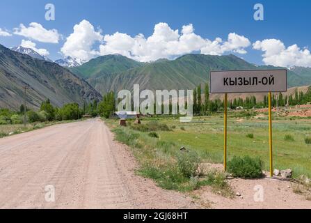 Dorf Kyzyl-Oy. Tal des Flusses Suusamyr im Tien Shan Gebirge, Kirgisistan Stockfoto