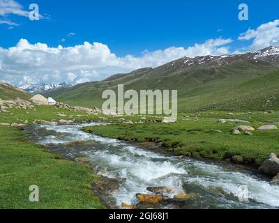 Landschaft mit Jurte am Otmok-Pass im Tien Shan oder den himmlischen Bergen, Kirgisistan Stockfoto