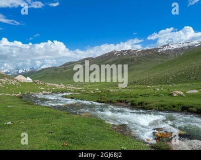 Landschaft mit Jurte am Otmok-Pass im Tien Shan oder den himmlischen Bergen, Kirgisistan Stockfoto