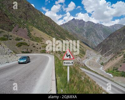 Toeoe Mountain Pass. Der Tien Shan Highway, der Bischkek mit Osch verbindet, im Tien Shan oder in den himmlischen Bergen Kirgisistans. (Nur Für Redaktionelle Zwecke) Stockfoto