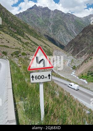 Toeoe Mountain Pass. Der Tien Shan Highway, der Bischkek mit Osch verbindet, im Tien Shan oder in den himmlischen Bergen Kirgisistans Stockfoto