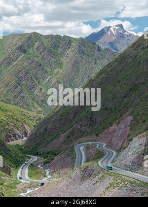 Toeoe Mountain Pass. Der Tien Shan Highway, der Bischkek mit Osch verbindet, im Tien Shan oder in den himmlischen Bergen Kirgisistans Stockfoto