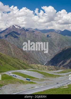 Toeoe Mountain Pass. Der Tien Shan Highway, der Bischkek mit Osch verbindet, im Tien Shan oder in den himmlischen Bergen Kirgisistans Stockfoto