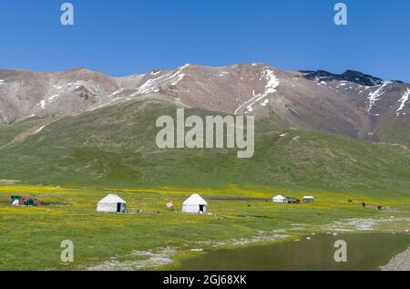 Jurten in der Nähe des Ala Bel Pass. Der Tien Shan Highway, der Bischkek mit Osch verbindet, im Tien Shan oder in den himmlischen Bergen Kirgisistans Stockfoto