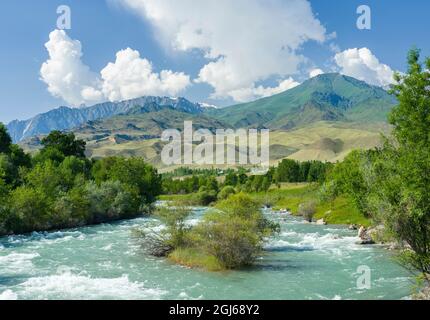 Landschaft in der Nähe von Toktogul in der Nähe der Autobahn Tien Shan, die Bischkek mit Osch verbindet, im Tien Shan oder in den himmlischen Bergen Kirgisistans Stockfoto