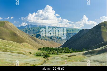 Landschaft in der Nähe von Toktogul in der Nähe der Autobahn Tien Shan, die Bischkek mit Osch verbindet, im Tien Shan oder in den himmlischen Bergen Kirgisistans Stockfoto