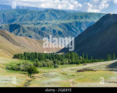 Landschaft in der Nähe von Toktogul in der Nähe der Autobahn Tien Shan, die Bischkek mit Osch verbindet, im Tien Shan oder in den himmlischen Bergen Kirgisistans Stockfoto