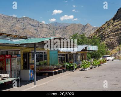 Service-Bereich am Tien Shan Highway, der Bischkek mit Osch verbindet, im Tien Shan oder in den himmlischen Bergen Kirgisistans Stockfoto