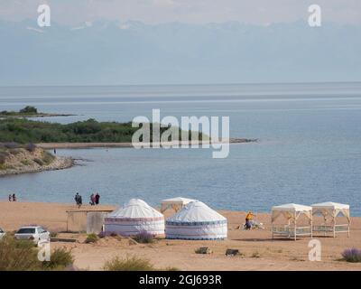 Strand am Issyk-Kul-See. Tien Shan Berge oder himmlische Berge in Kirgisistan, Kirgisistan Stockfoto