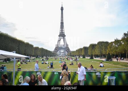 Ein Blick auf die Art Paris Messe, die am 8. September 2021 im Le Grand Palais Ephemere in Paris, Frankreich, stattfand. Zum ersten Mal markiert die Art Paris Art Fair den Beginn des neuen Kunstjahres. Die Messe für zeitgenössische Kunst, die in der Regel im Frühjahr stattfindet, beginnt am Donnerstag und findet im ephemeren Grand Palais statt, einem neuen Gebäude, das vom Architekten Jean-Michel Wilmotte am CHAMP-de-Mars entworfen wurde. Für seine 23. Ausgabe beherbergt es 140 Galerien, die einen Einblick in die Arbeit von über 900 Künstlern bieten. Wie in den Vorjahren bietet die Veranstaltung die Gelegenheit, ein breites Panorama von Moderne und Moderne (wieder) zu entdecken Stockfoto