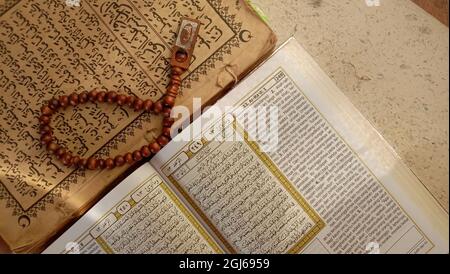 Quran und Gebetsperlen an der Oberfläche Stockfoto