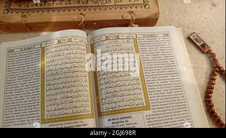 Quran und Gebetsperlen an der Oberfläche Stockfoto