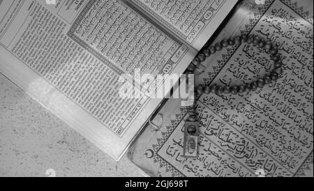 Quran und Gebetsperlen an der Oberfläche Stockfoto