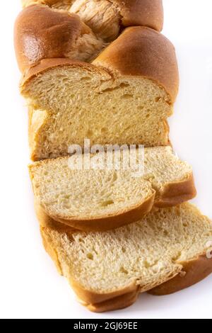 Geflochtenes Eierbrot isoliert auf weißem Hintergrund Stockfoto