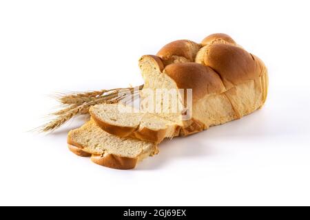 Geflochtenes Eierbrot isoliert auf weißem Hintergrund Stockfoto