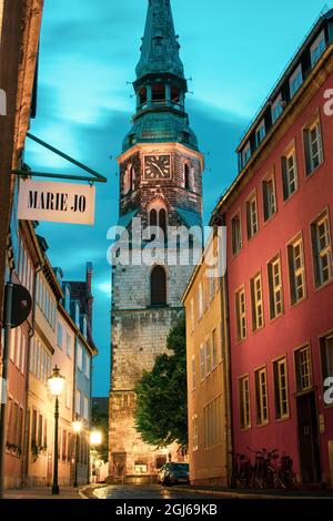 HANNOVER, DEUTSCHLAND - 26. Apr 2021: Blick auf die Kreuzkirche, lutherische Kirche in Hannover, der Hauptstadt Niedersachsens, Deutschland Stockfoto