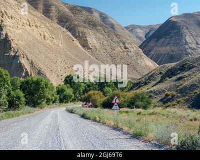 Landschaft entlang der Strecke zum Pass Kara, der Naryn mit Kazarman verbindet. Die Berge von Tien Shan oder himmlische Berge in Kirgisien, Kirgisistan Stockfoto