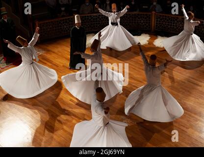 Konya - 05. Oktober 2021: Gruppe von Wirbelnden Derwisch | Semazen, die das Sama-Ritual auf der Bühne vorführen. Tanz der Derwische ist eine Art Meditation über Gott Stockfoto