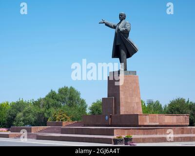 Lenin-Statue auf der Lenin-Allee. Stadt Osch im Fergana-Tal nahe der Grenze zu Usbekistan, Kirgisistan Stockfoto