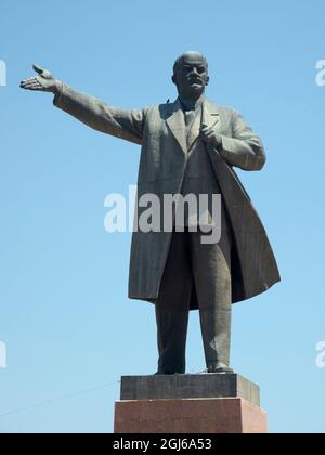 Lenin-Statue auf der Lenin-Allee. Stadt Osch im Fergana-Tal nahe der Grenze zu Usbekistan, Kirgisistan Stockfoto