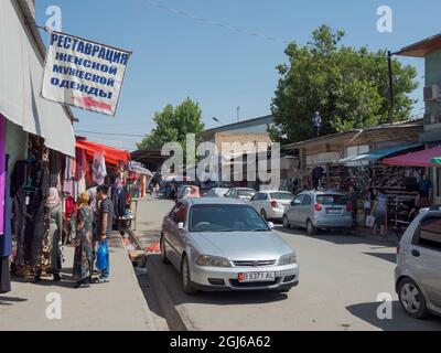 Jayma Bazaar, einer der größten traditionellen Märkte in Zentralasien. Stadt Osch im Fergana-Tal nahe der Grenze zu Usbekistan, Kirgisistan. ( Stockfoto