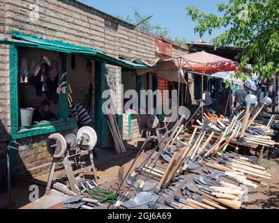 Schmiede Geschäfte in Jayma Bazaar, einem der größten traditionellen Märkte in Zentralasien. Stadt Osch im Fergana-Tal nahe der Grenze zu Uzbe Stockfoto
