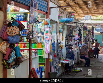 Jayma Bazaar, einer der größten traditionellen Märkte in Zentralasien. Stadt Osch im Fergana-Tal nahe der Grenze zu Usbekistan, Kirgisistan. ( Stockfoto