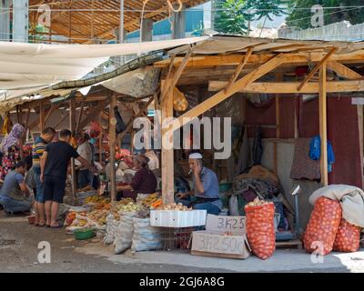 Jayma Bazaar, einer der größten traditionellen Märkte in Zentralasien. Stadt Osch im Fergana-Tal nahe der Grenze zu Usbekistan, Kirgisistan. ( Stockfoto