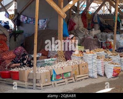 Jayma Bazaar, einer der größten traditionellen Märkte in Zentralasien. Stadt Osch im Fergana-Tal nahe der Grenze zu Usbekistan, Kirgisistan. ( Stockfoto